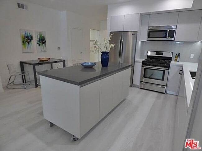 Building Photo - 1526 Armacost Ave Unit 102 Rental