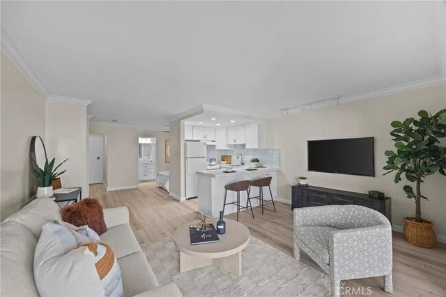 Photo - 101 Scholz Plaza