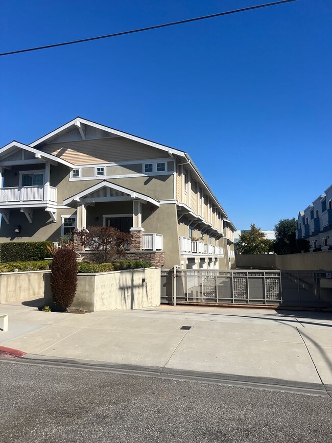 Building Photo - Modern 2-Bed, 2.5-Bath Townhome in Gardena – Stylish Living with Spacious Comfort!