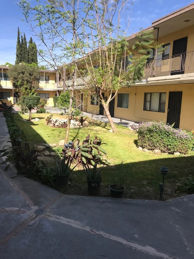 Building Photo - Spacious 1-Bedroom Apartment in Van Nuys –... Unit 205
