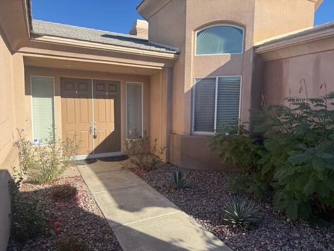 Photo - Large 3 bed 2.5 bath with pool and Gargae