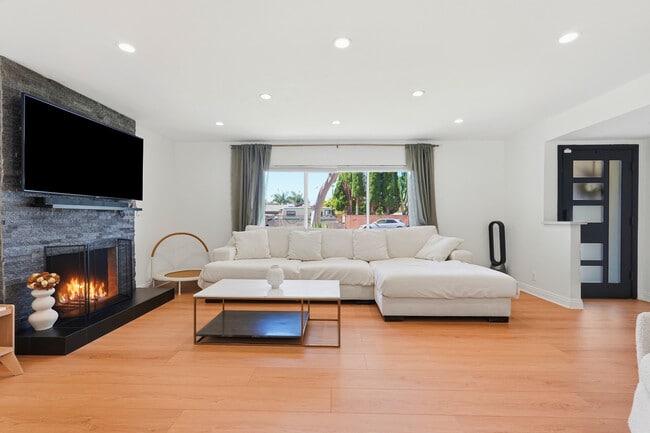 Photo - 4563 Hempstead St