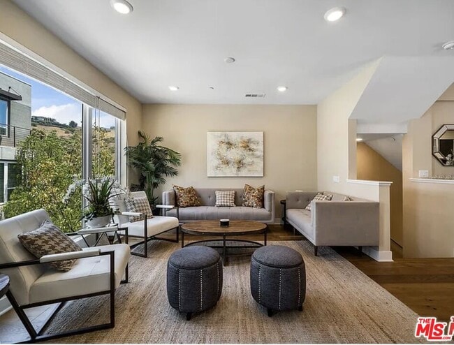 Photo - 6746 Gill Way