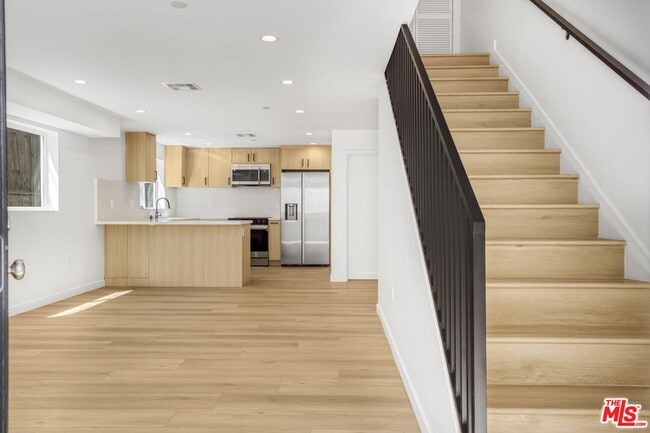 Photo - 10826 3/4-10824 Hesby St