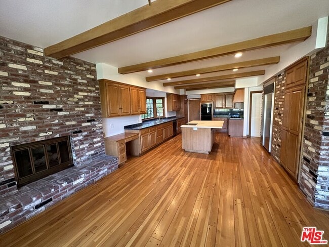 Photo - 619 N Canon Dr