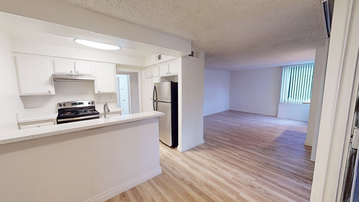 3D Tour - 5th Street Apartments- Luxurious Bedrooms with Covered Parking! Call Now!