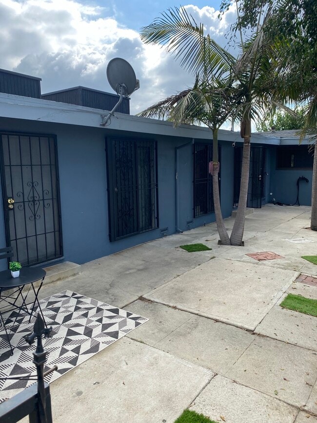 Photo - 2916 W Century Blvd Apartments Unit 02