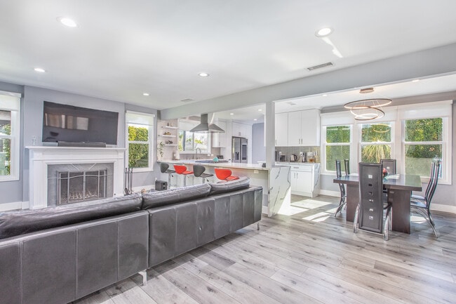 Building Photo - 1207 Greenacre Ave