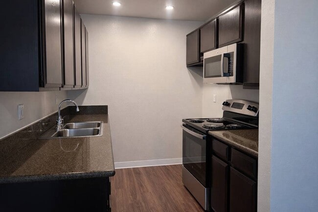 Kitchen - Park Broadway Apartments