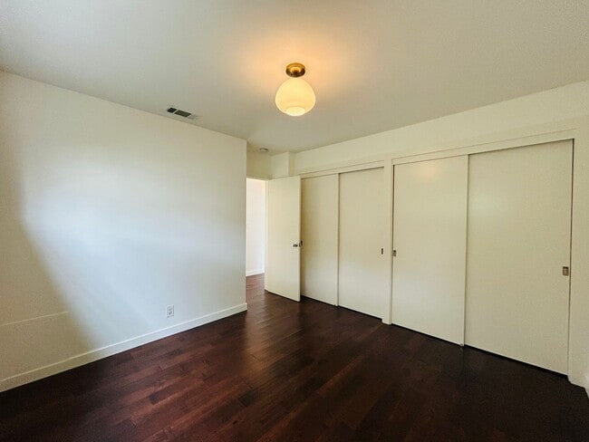 Photo - Spacious One Bedroom + Den Backhouse! In Unit Laundry! Prime Location!