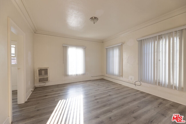 Building Photo - 946 S Burlington Ave Unit 201