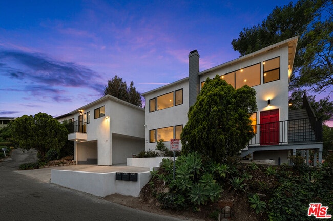 Building Photo - 2045 Paramount Dr