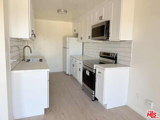 Building Photo - 10200 De Soto Ave Unit 327