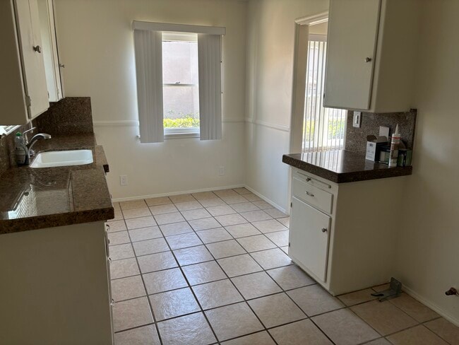 Eat-in kitchen - 6266 S La Brea Ave Unit Apt C