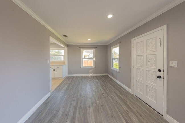 Photo - 14947 Chatsworth St