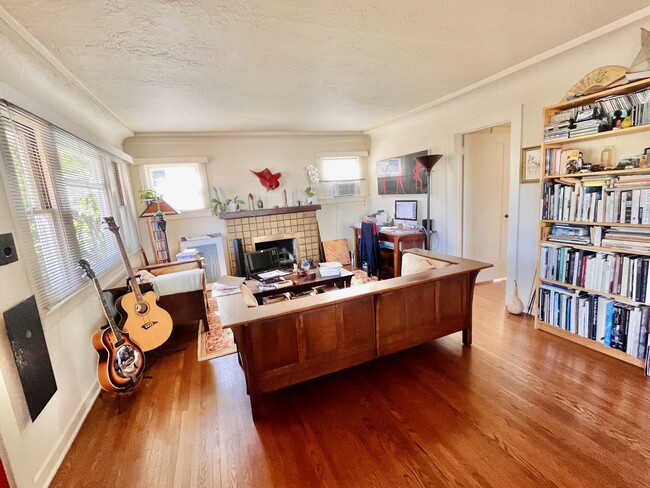 Photo - 1042 W 14th St