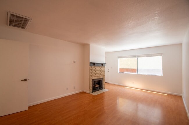 Photo - 5617 Woodman Ave Unit 102