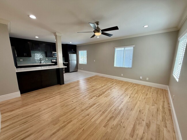 Luxury 2BD Wilson Court! AC! PARKING! Livi... - Luxury 2BD Wilson Court! AC! PARKING! Livi... Apartment Unit 4525 Wilson Avenue