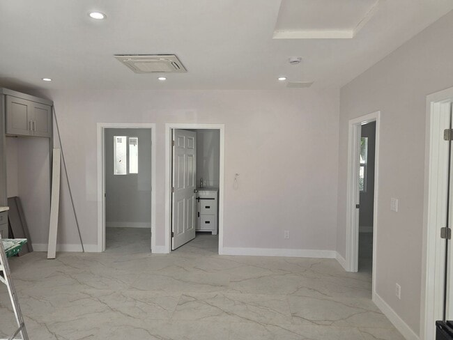 Photo - Hawthorne Unit A