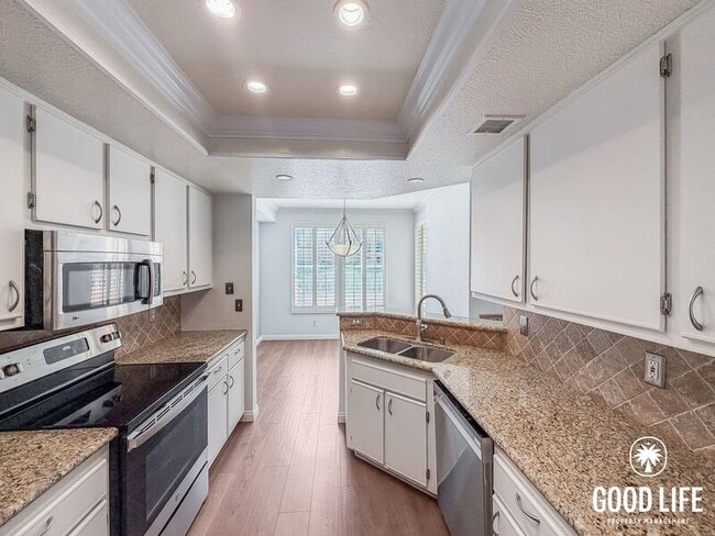 Building Photo - 640 Camino De La Reina Unit 1109