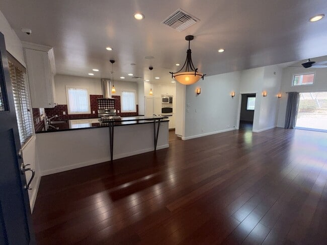 Building Photo - Front Burbank Hillside 3brm, 3bath Residence.  Exclusive use of back area and garage.
