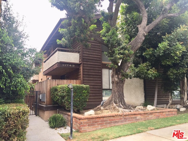 Building Photo - 11743 Darlington Ave Unit 9