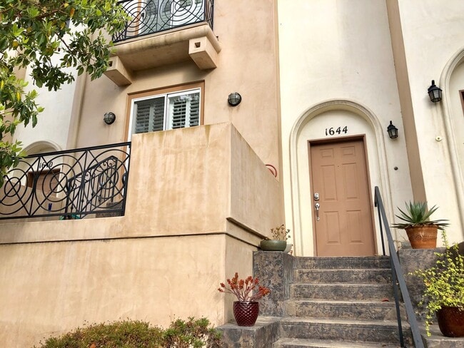 Building Photo - Lovely 3 bd/2.5 ba Townhome - Old Town Torrance!