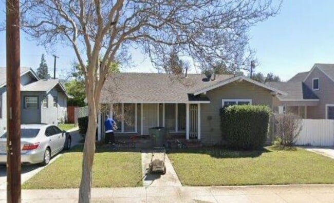 Building Photo - Charming 2 Bedroom Home Featuring Large Bedrooms & Open Living