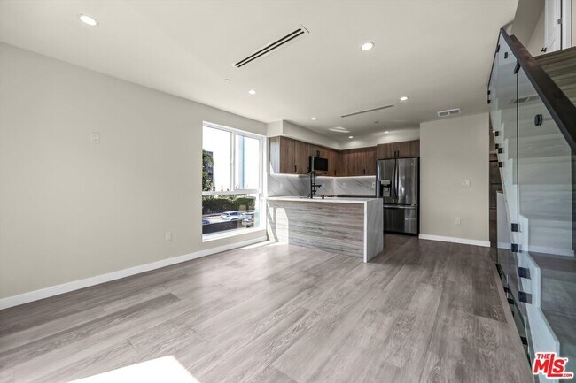 Photo - 1305 N Sycamore Ave Unit 1305