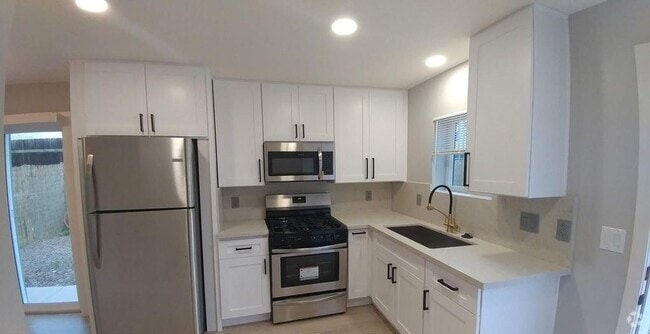 Building Photo - 4450 Newton Ave Rental