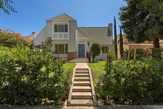 4 Bed • 3 Bath • 2,135 Sq Ft (Main House) ... - 4 Bed • 3 Bath • 2,135 Sq Ft (Main House) ...