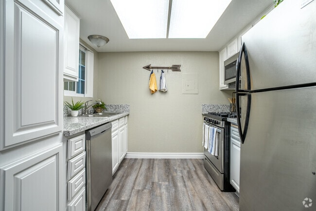 2BR, 2BA - 810SF - Kitchen - Raintree Apartments