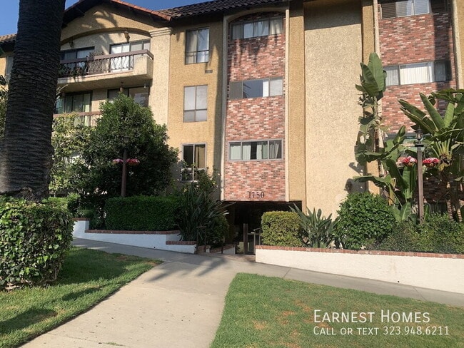 Building Photo - 1750 Camino Palmero St Unit 442 Rental