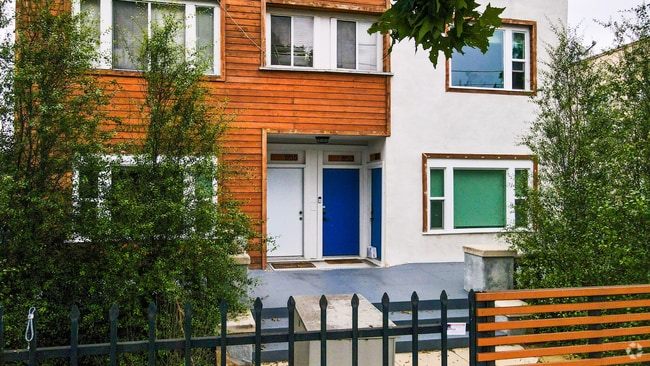 Building Photo - Renovated Studio with Bathroom In Jefferso... Unit 3996 Rental