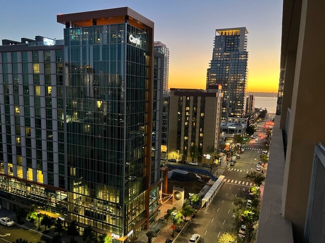 Building Photo - 350 W Ash St Unit 1009