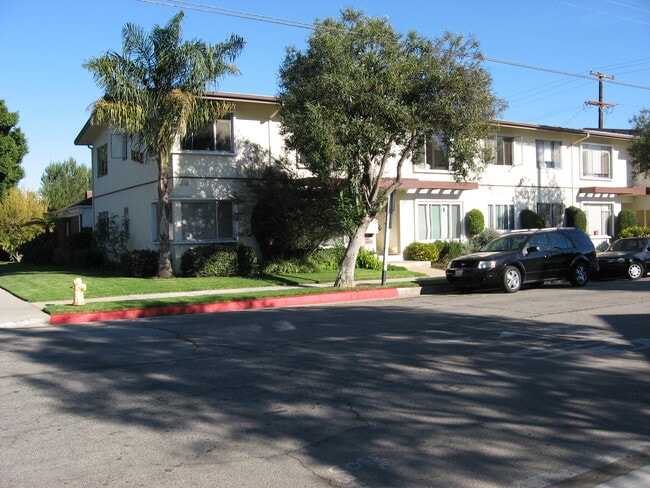 Building Photo - 1802 Oak St Unit 3