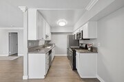 2BR, 2BA - 900SF - Kitchen - Chateau Lakeside Apartments