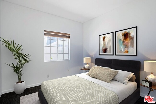 Photo - 850 N Poinsettia Pl Unit 3