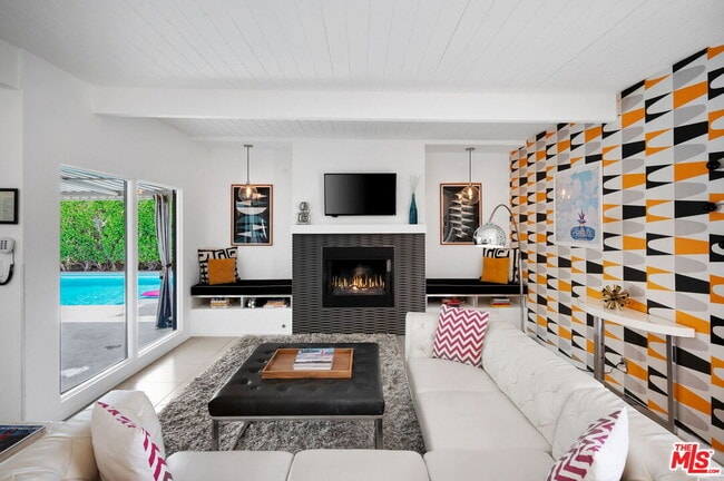 Photo - 668 N Farrell Dr