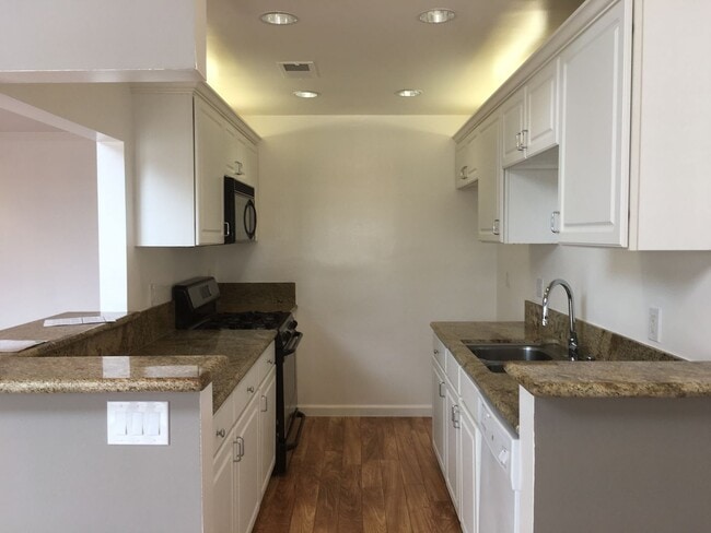 Building Photo - Beautifully Renovated 2 Bed/2 Bath Apartme...