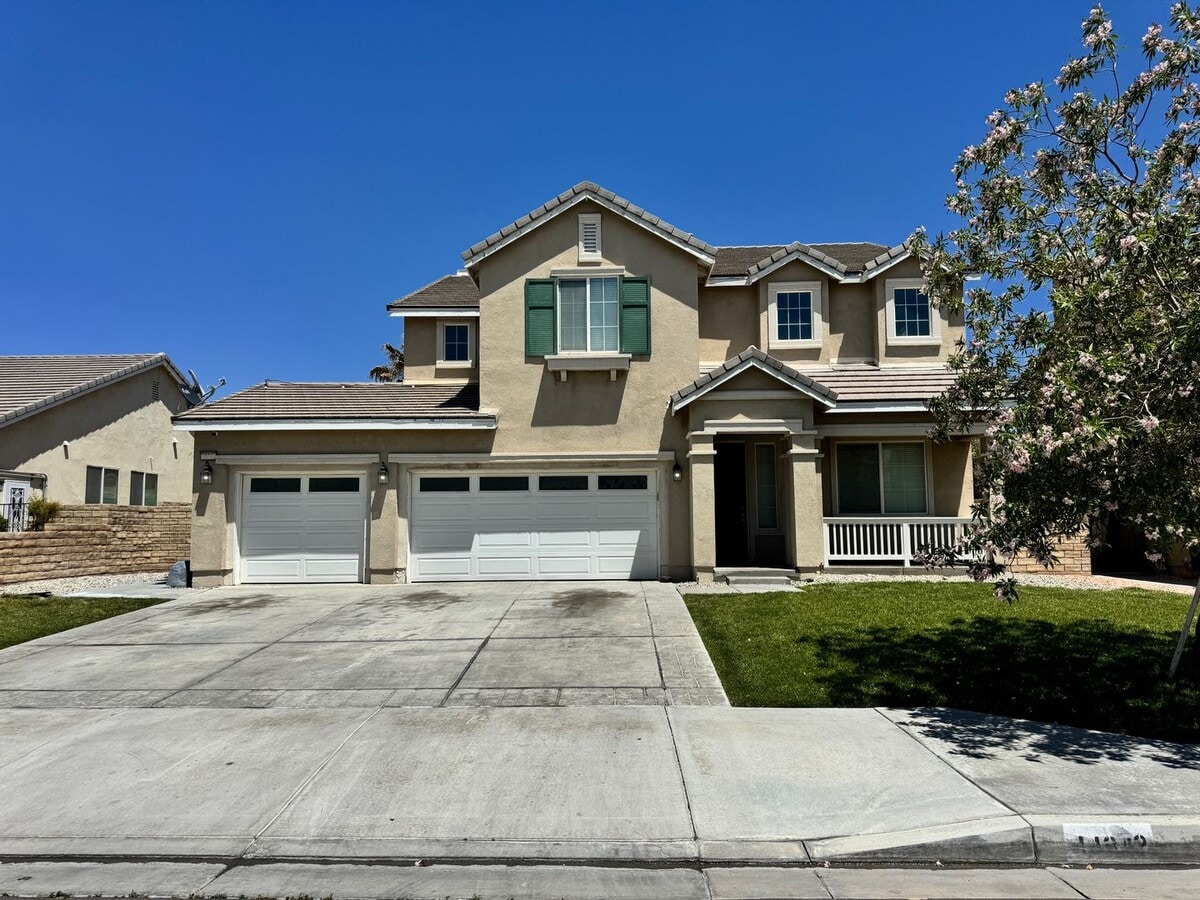 Gorgeous Westside 5 + 3 With Solar - $3700 - Gorgeous Westside 5 + 3 With Solar - $3700 House