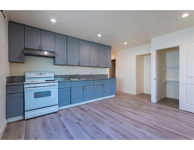 Building Photo - 603 1/2 W 49th St Rental