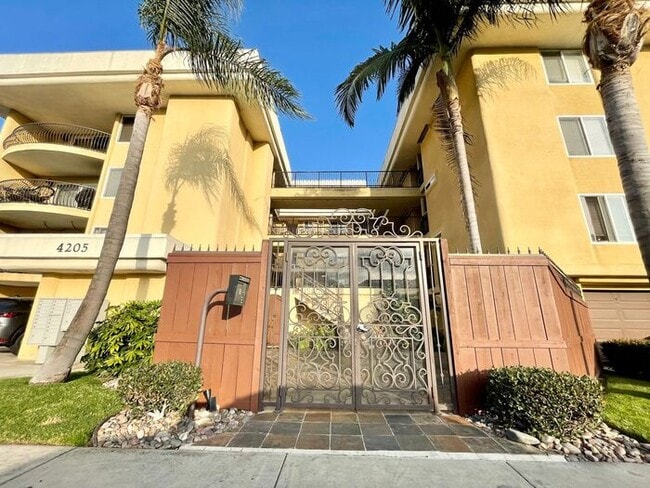 Building Photo - Beautiful 2BD/2BA Condo With Two Parking Spaces in PB