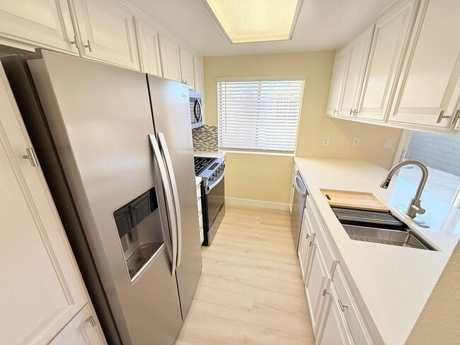 Building Photo - Spacious 3-Bedroom Condo in the Indian Canyon Gardens Community Unit B