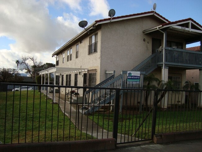 Building Photo - 2235 Sunrise Ln E Unit D