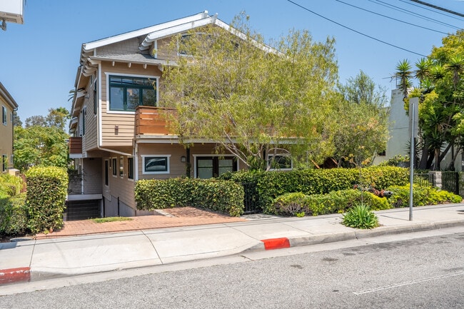 Building Photo - 2411 4th St Unit #2