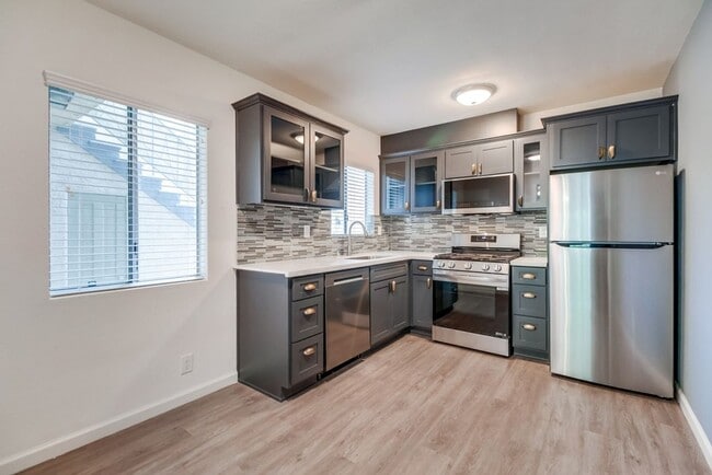 Building Photo - 2485 Venice Blvd. Unit 04