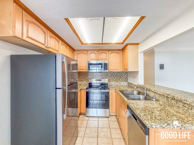 Building Photo - SD: Bright 2BD/2BA Condo in Golden Hill with In-Unit Laundry & Tandem Parking Unit 276