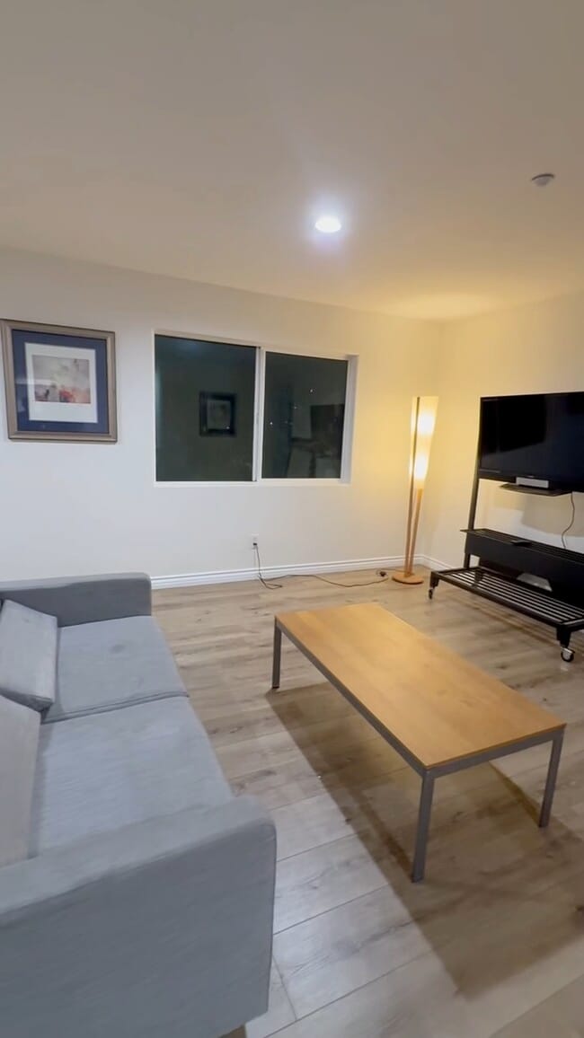 Building Photo - 521 S Alameda St Unit A