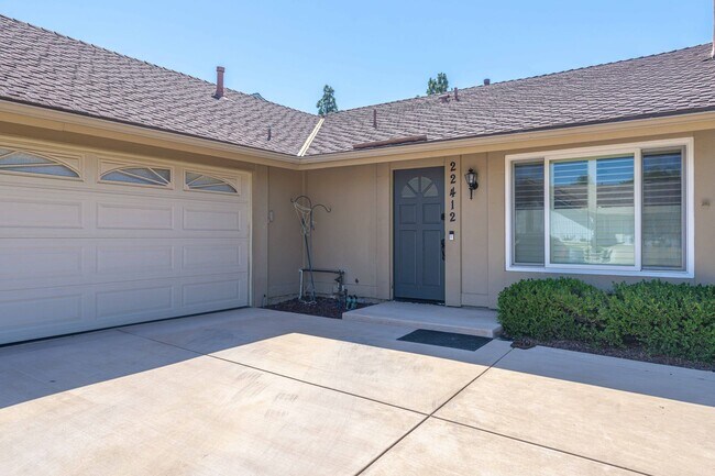 3 Bedroom Home Located in Lake Forest - 3 Bedroom Home Located in Lake Forest